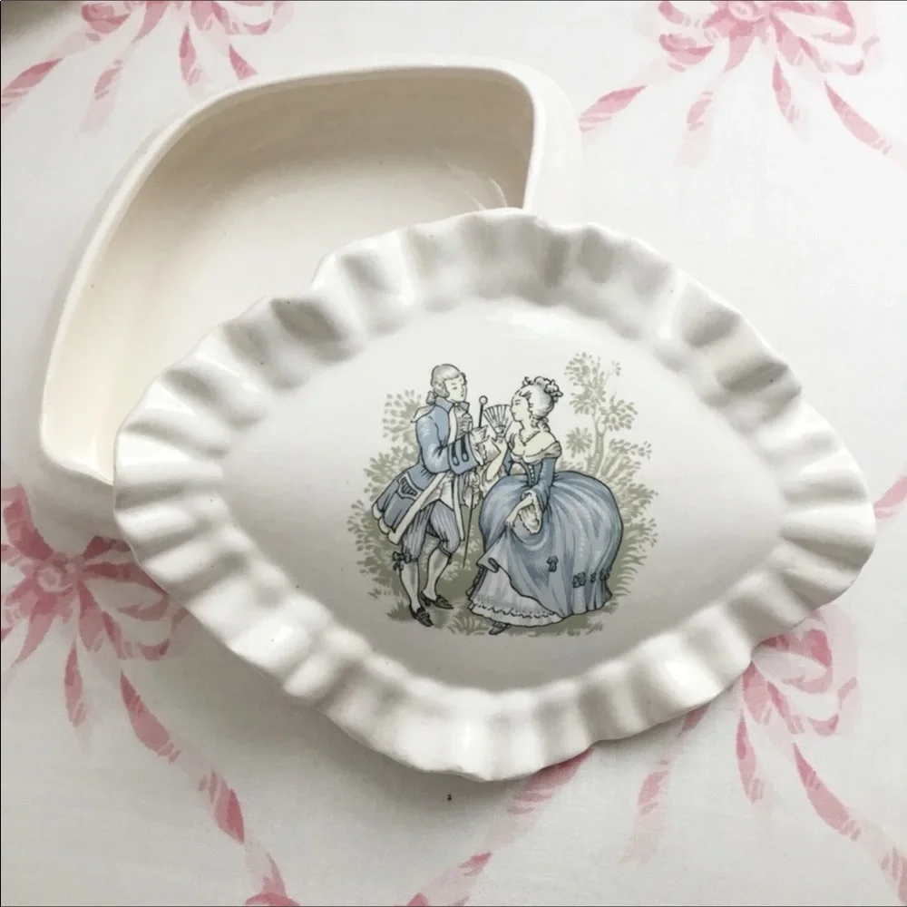 ✨Vintage Victorian Couple Ruffle Ceramic Container Jewelry Box Storage - Picture 2 of 7